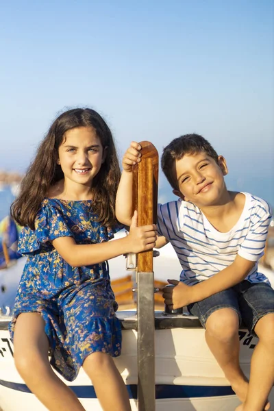 Portret Dwójki Małych Dzieci Wspiął Się Łódkę Rybacką Plaży — Zdjęcie stockowe