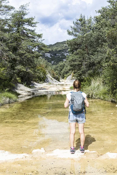 Jonge Wandelaar Vrouw Zoek Naar Een Mooie Rivier — Stockfoto