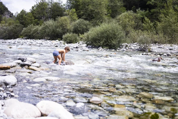 Klein Kind Midden Een Wilde Rivier — Stockfoto