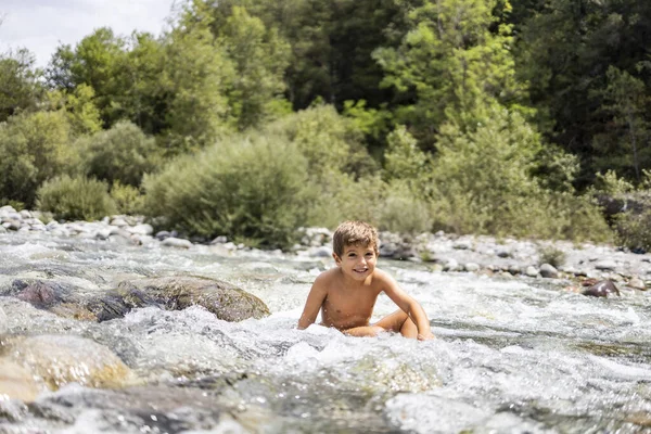 Klein Kind Midden Een Wilde Rivier — Stockfoto