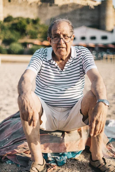 Retrato Homem Idoso Relaxando Livre — Fotografia de Stock