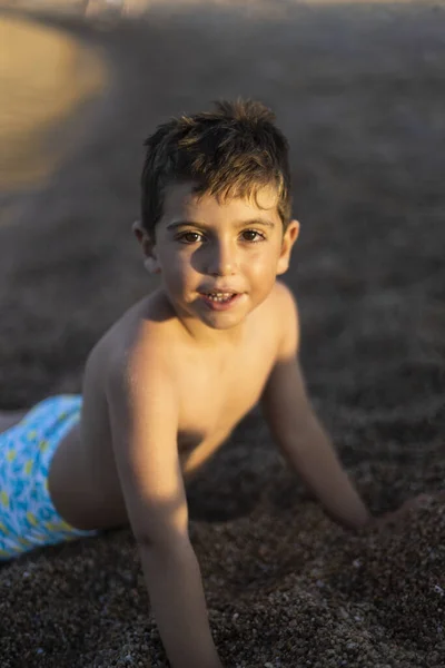 Portrait Petit Garçon Couché Sur Sable — Photo