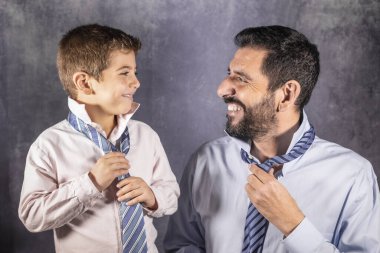 Baba oğul kravat takıyor. Babalar Günü konsepti.