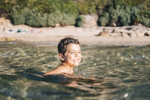 Criança Engraçada Nadando Mar — Fotografia de Stock