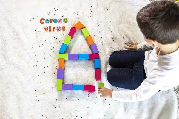 Niño Jugando Entendiendo Con Coronavirus — Foto de Stock