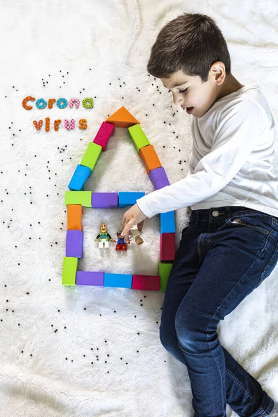 Niño Jugando Entendiendo Con Coronavirus — Foto de Stock