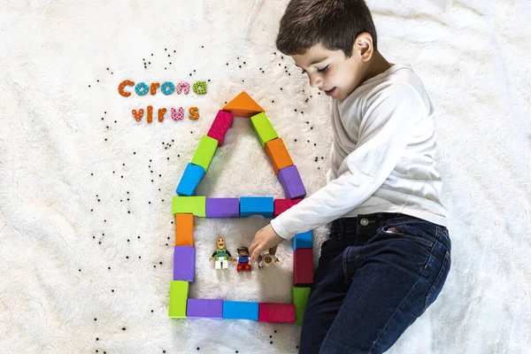 Niño Jugando Entendiendo Con Coronavirus — Foto de Stock