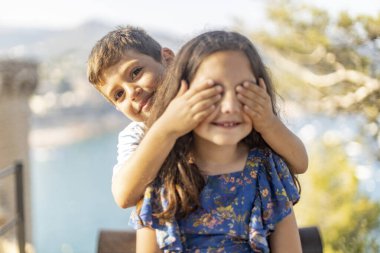 Küçük arkadaşına bakan komik çocuk.