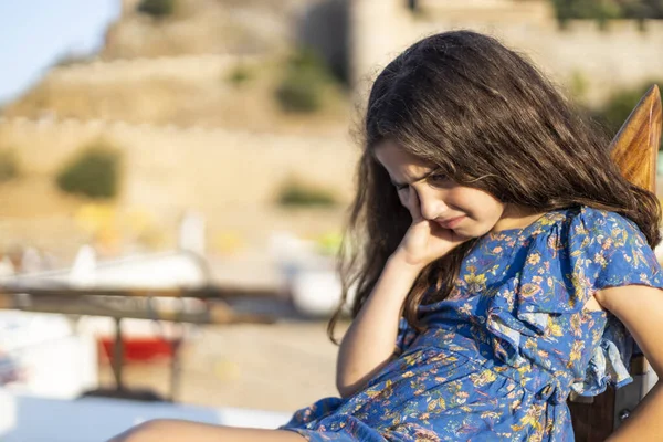 Eenzaam Verdrietig Meisje Met Blauw Jurk Buiten — Stockfoto