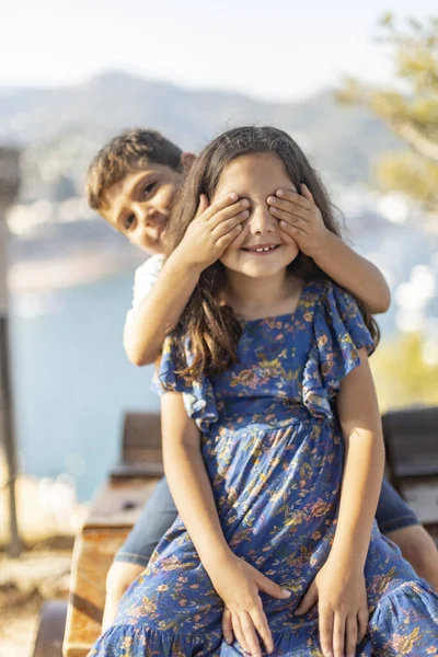 Grappige Jongen Bedekken Ogen Naar Zijn Kleine Vriend — Stockfoto