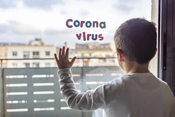 Küçük çocuk Coronavirus salgını yüzünden hapiste.
