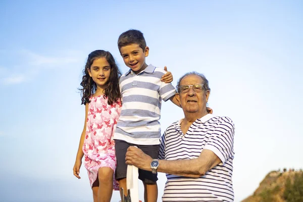 Grootvader Kleinkinderen Tegen Blauwe Lucht Zomertijd — Stockfoto