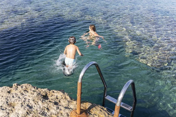 Mor Och Son Hoppar Havet Från Klipporna — Stockfoto