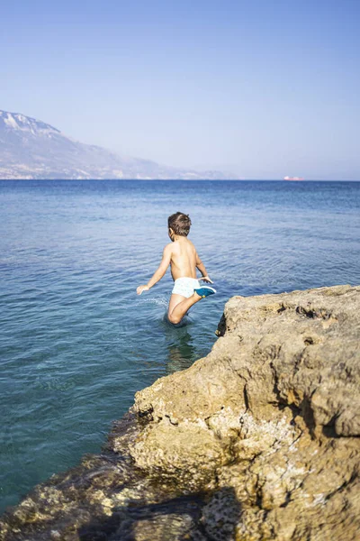 Kleine Jongen Springt Van Een Rots Zee — Stockfoto