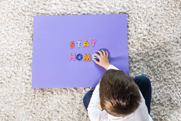 Niño Pequeño Formando Stay Home Con Cartas Concepto Coronavirus — Foto de Stock