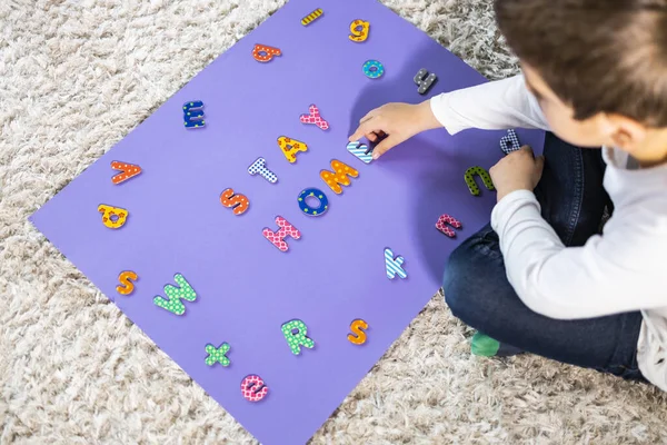 Niño Pequeño Formando Stay Home Con Cartas Concepto Coronavirus — Foto de Stock