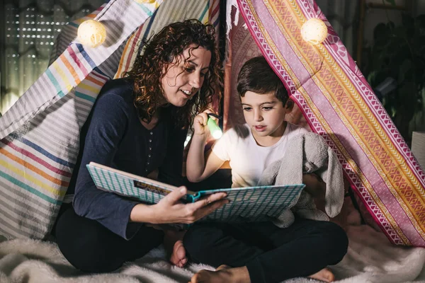 Madre Hijo Leyendo Libro Sobre Una Tienda Casa — Foto de Stock