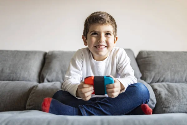 Pequeño Niño Jugando Videojuegos Casa — Foto de Stock