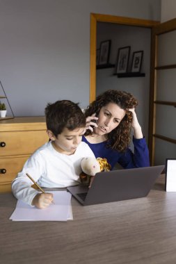 Anne bir çocukla evde çalışıyor. Karantina kipi