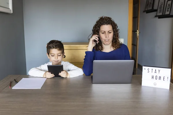 Konzept Der Arbeit Von Hause Aus Und Familienerziehung — Stockfoto