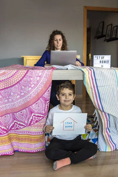 Muchacho Mostrando Una Foto Stay Home Mientras Madre Trabaja Casa — Foto de Stock