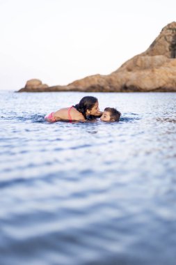 Denizde yüzen iki küçük çocuk