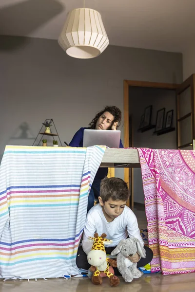 Gestresste Mutter Arbeitet Hause Während Ihr Sohn Spielt — Stockfoto