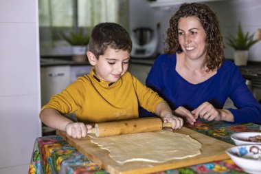 Anne ve oğul pizza yapmak için para kazanıyorlar.
