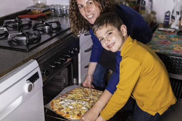 Madre Hijo Poniendo Una Pizza Horno — Foto de Stock