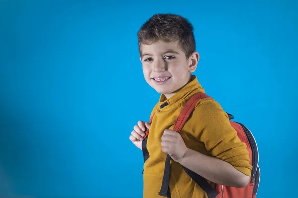Szczęśliwy Dzieciak Plecakiem Odizolowanym Niebiesko — Zdjęcie stockowe