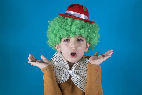 Niño Con Disfraz Payaso Aislado Azul — Foto de Stock