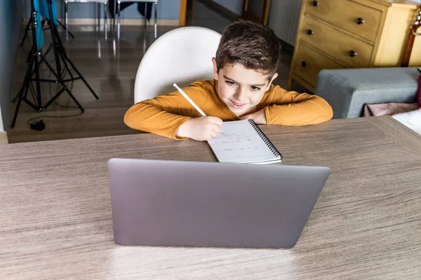 Petit Garçon Classe Virtuelle École Maison — Photo