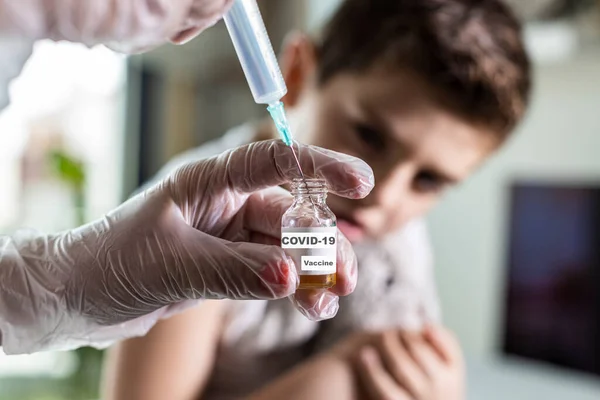 Liten Pojke Som Väntar Att Vaccineras Från Covid — Stockfoto