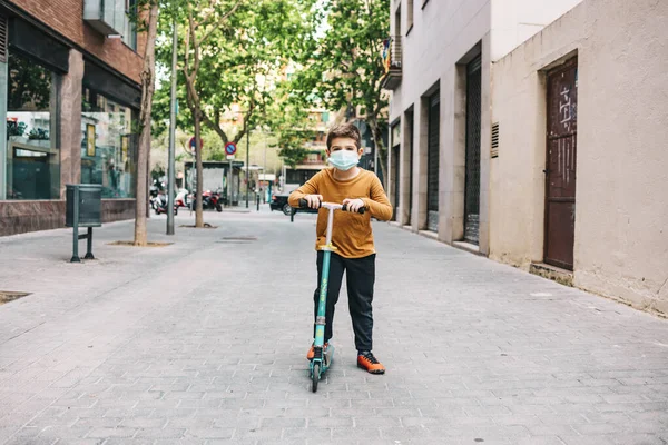 Menino Com Uma Scooter Uma Máscara Médica — Fotografia de Stock