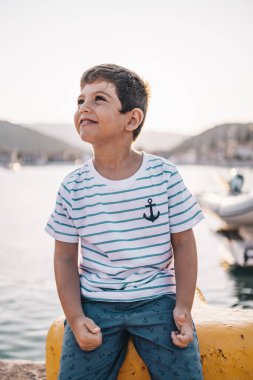 Gün batımında gülümseyen tatlı bir çocuk.