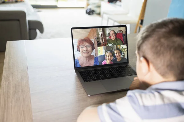 Vue Rapprochée Petit Enfant Parlant Avec Famille Chat Vidéo Maison — Photo