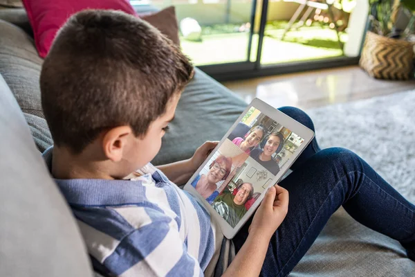 Vista Perto Criança Conversando Com Família Chat Por Vídeo Casa — Fotografia de Stock