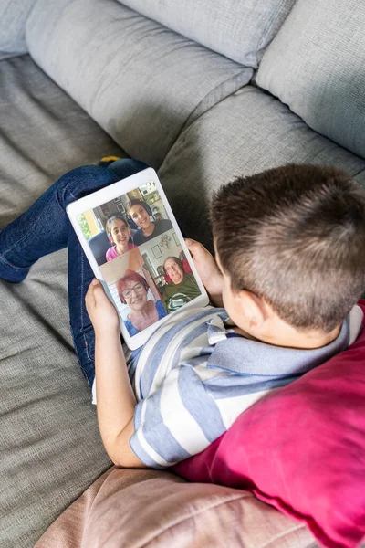 Vue Rapprochée Petit Enfant Parlant Avec Famille Chat Vidéo Maison — Photo