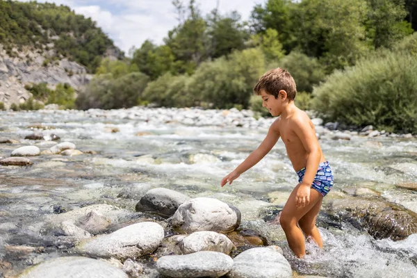 Μικρό Παιδί Στη Μέση Ενός Άγριου Ποταμού — Φωτογραφία Αρχείου