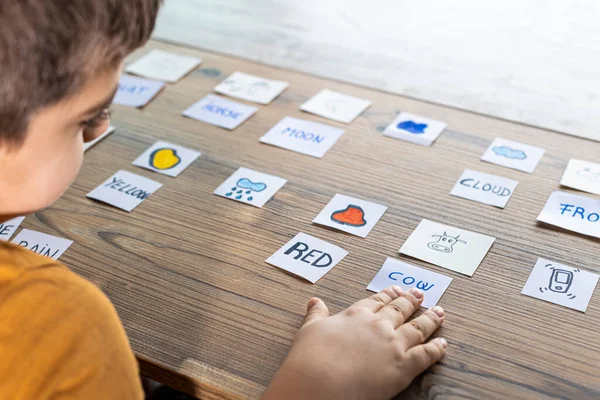 Niño Jugando Con Cartas Palabras Imágenes Hora Aprender Concepto Educativo —  Fotos de Stock