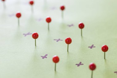 Pushpin ve haçlar. Sosyal uzaklık kavramı