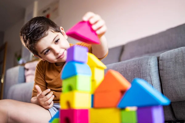 Vtipný Chlapec Hraje Bloky Doma — Stock fotografie