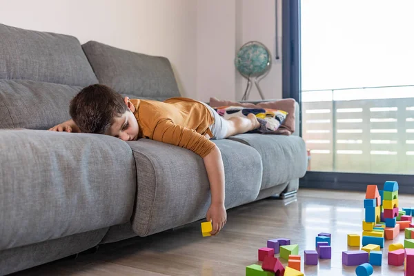 Niño Aburrido Jugando Con Bloques Casa —  Fotos de Stock