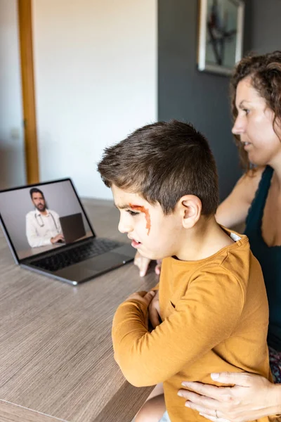 Mère Inquiète Consulter Médecin Sur Chat Vidéo Enfant Blessé — Photo