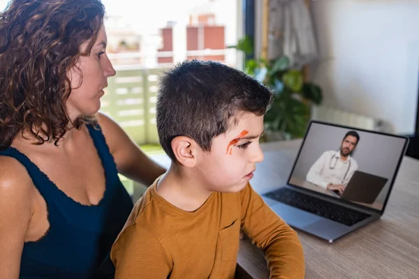 Mère Inquiète Consulter Médecin Sur Chat Vidéo Enfant Blessé — Photo