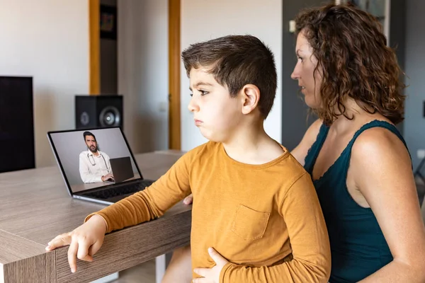 Preocupado Madre Vídeo Chat Con Médico Ordenador Portátil — Foto de Stock