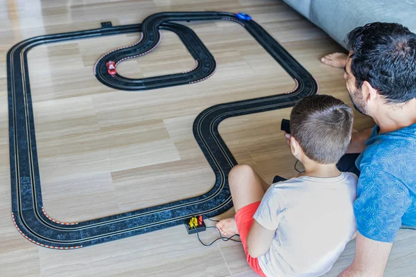 Padre Hijo Jugando Carreras Coches Casa — Foto de Stock