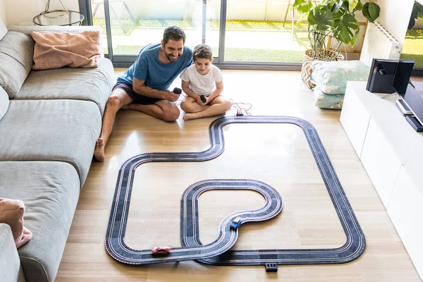 Padre Hijo Jugando Carreras Coches Casa — Foto de Stock