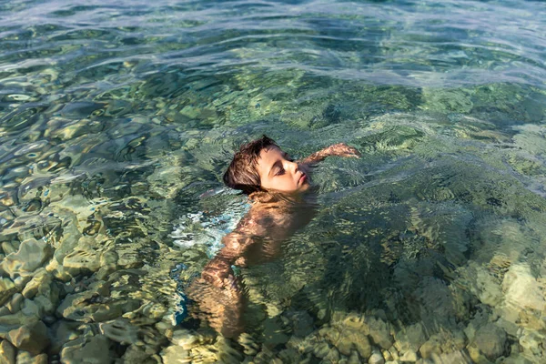 海で溺れている小さな子供 — ストック写真