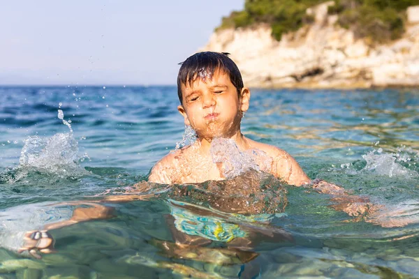 Klein Kind Hebben Plezier Zee — Stockfoto